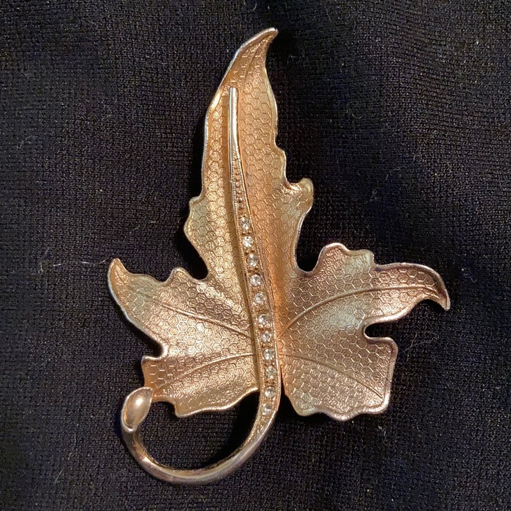 *RARE* Vintage gold three lobed oak leaf shaped pendant or brooch with pin.